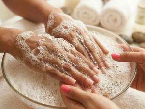 DLITEFULZ DELUX SPA<br><small>Gel Manicure - Reg. 45$</small>
